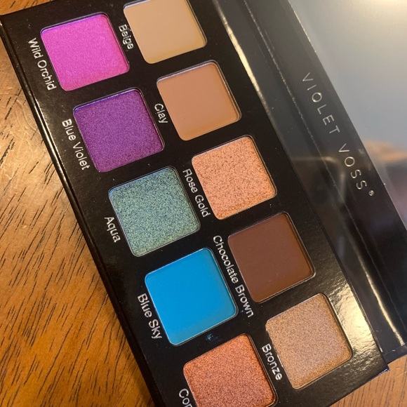 Violet Voss Essentials 2 - Picture 2 of 2